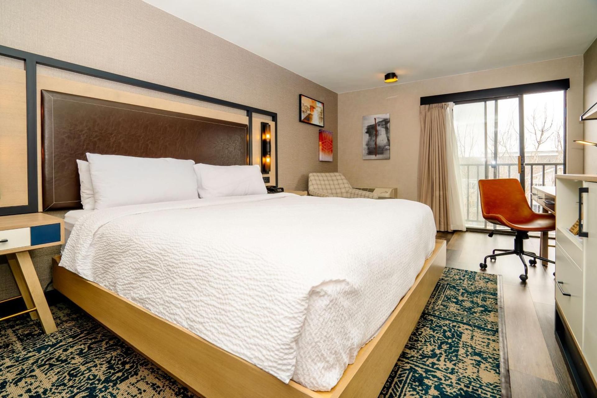 King Room with Adapted Tub - Mobility Accessible
