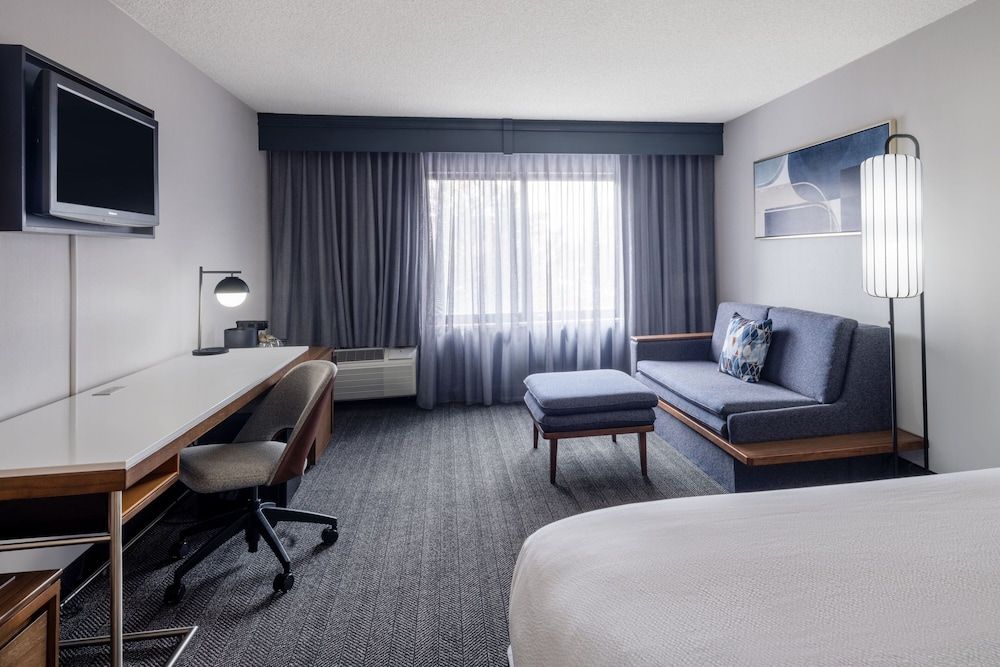 Room, 1 King Bed with Sofa bed, Non Smoking (Hearing Accessible)