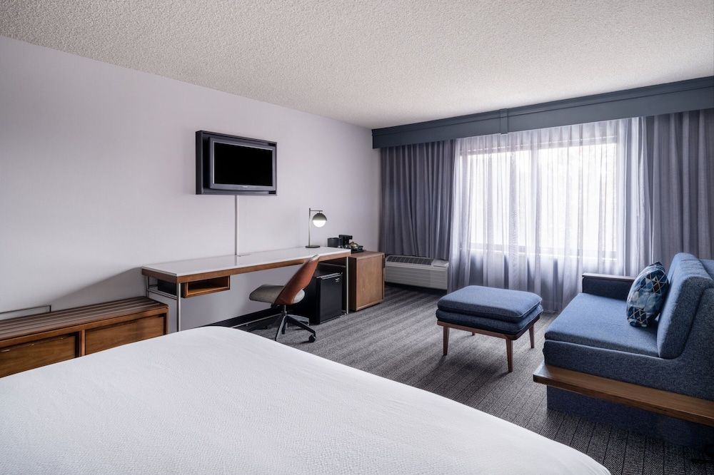 Room, 1 King Bed with Sofa bed, Non Smoking (Hearing Accessible)