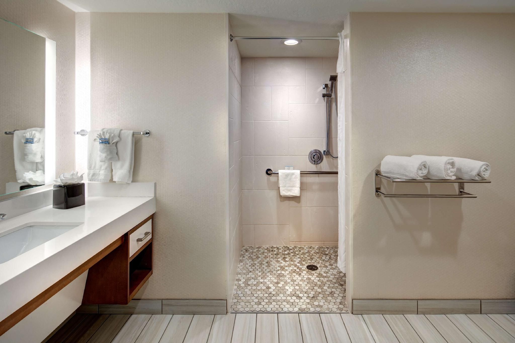 2 Qn Mobility/hearing Accessible Ri Shwr Suite