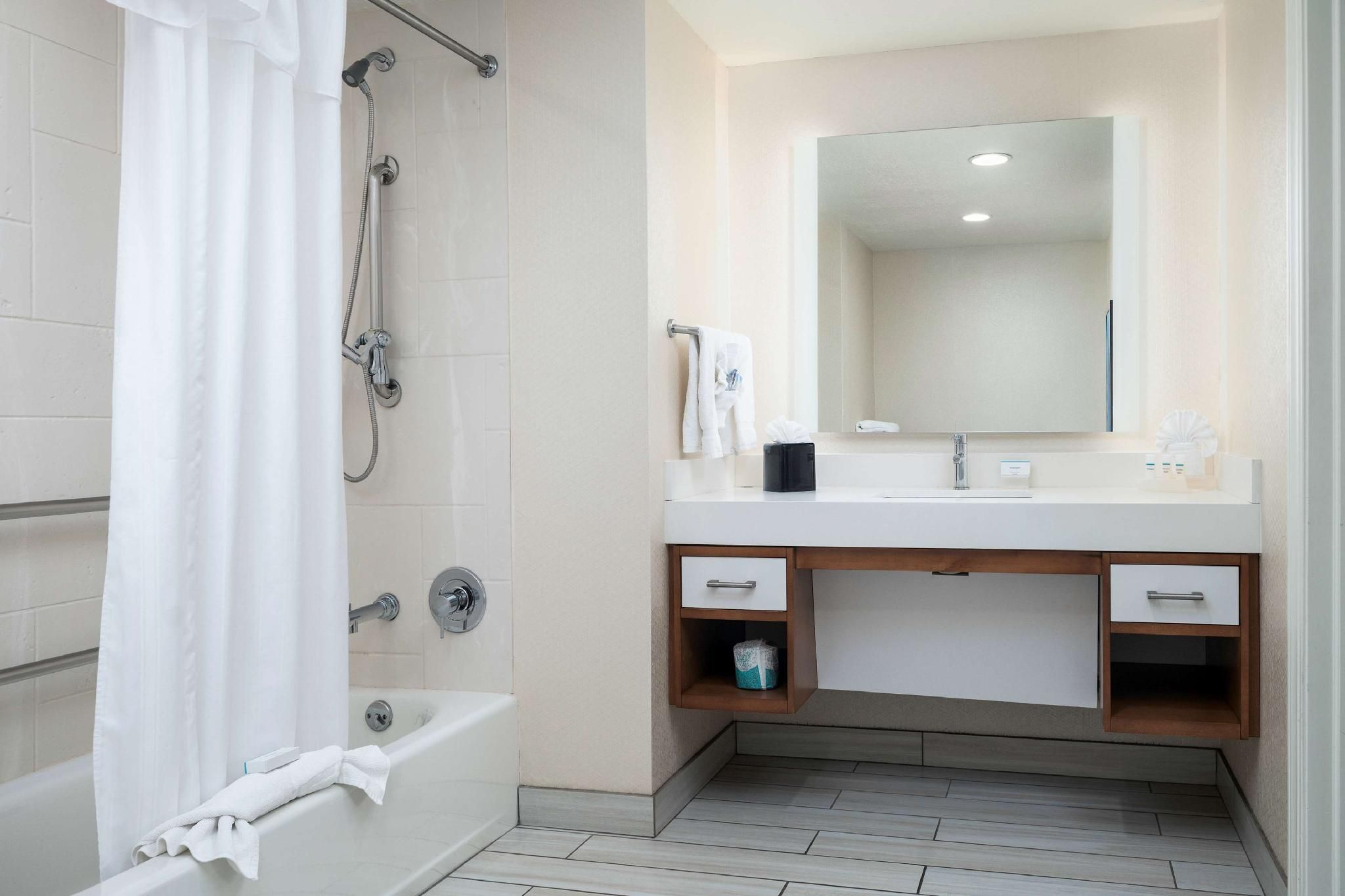1 KING 2 QUEENS ACCESSIBLE 2 BEDROOM SUITE