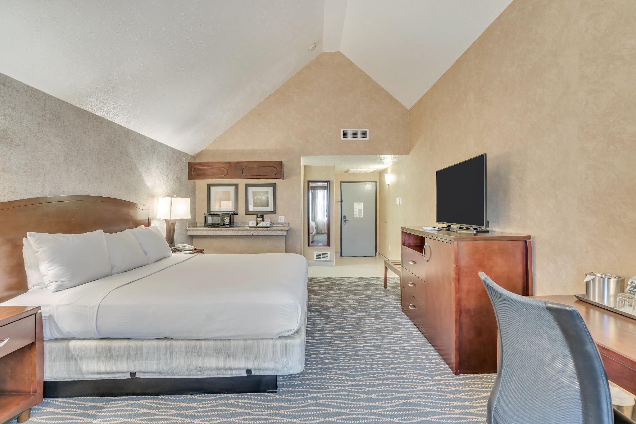 1 King Bed, Nonsmoking, Accessible