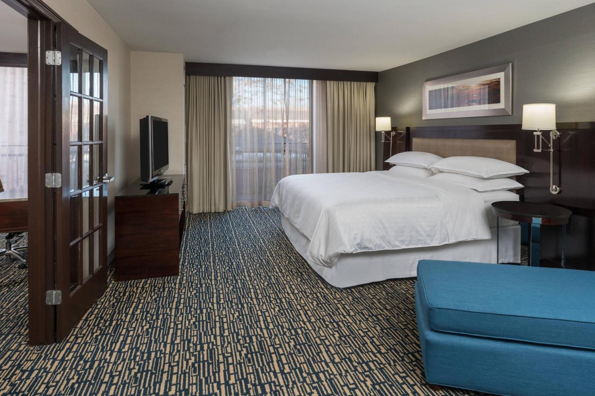 Club lounge access, Suite, 1 King, Sofa bed