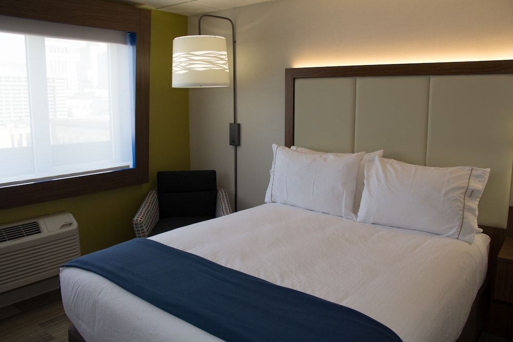 Standard Room, 1 King Bed, Accessible (Mobility, Accessible Tub)