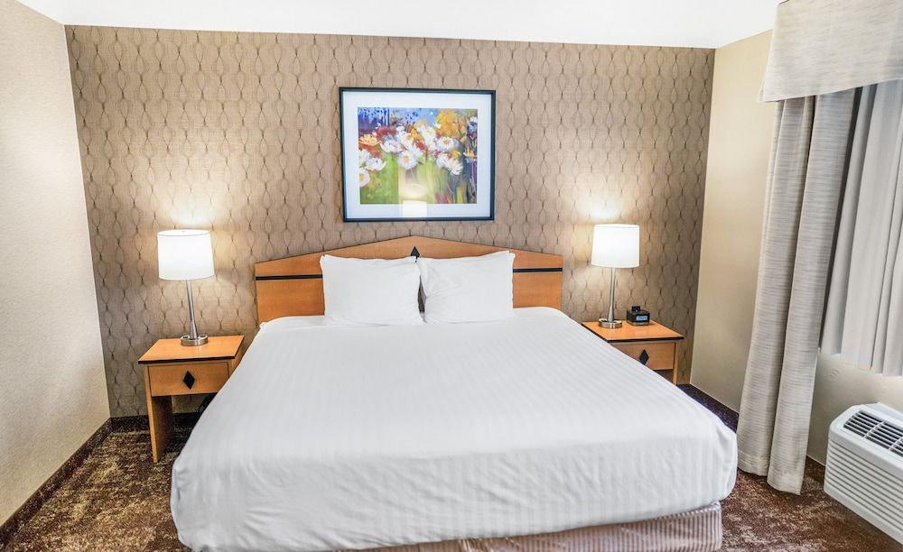 Crystal Inn Hotel & Suites West Valley City Executive Suite, 1 King Bed with Sofa bed, Jetted Tub, Non Smoking 3