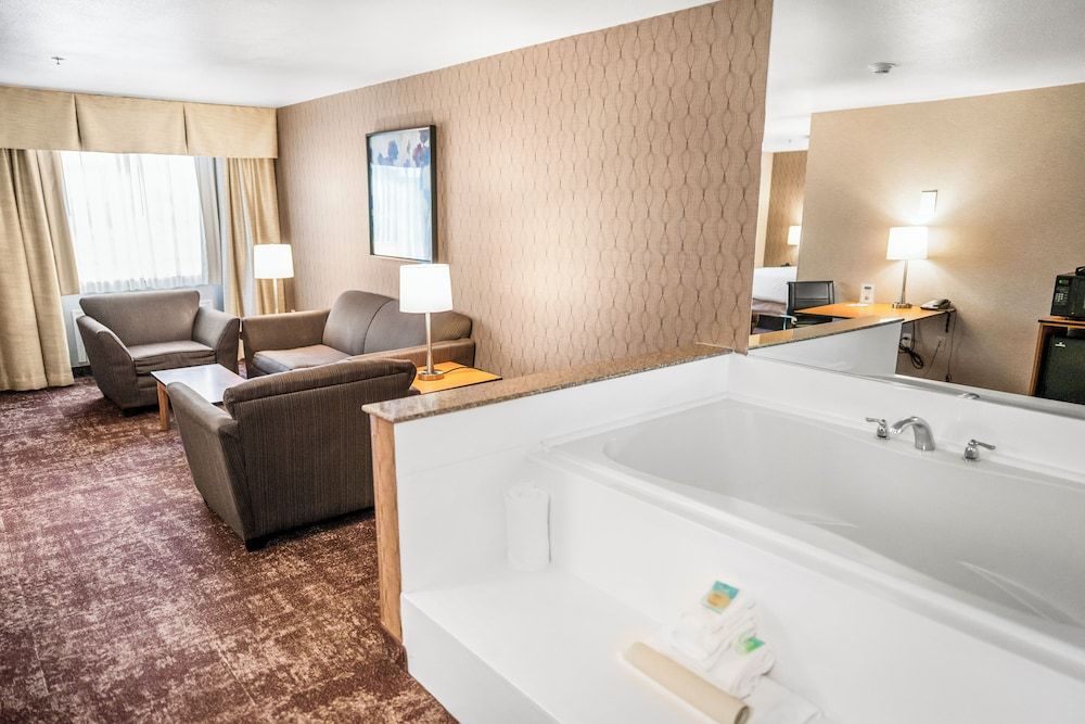 Crystal Inn Hotel & Suites West Valley City Executive Suite, 1 King Bed with Sofa bed, Jetted Tub, Non Smoking 6
