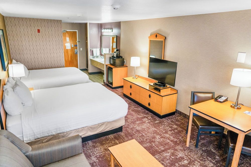 Crystal Inn Hotel & Suites West Valley City Standard Room, 2 Queen Beds, Non Smoking 3