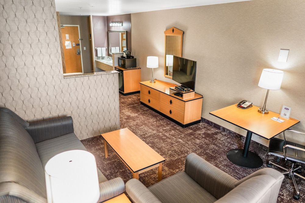 Crystal Inn Hotel & Suites West Valley City Standard Room, 1 King Bed with Sofa bed, Non Smoking 7