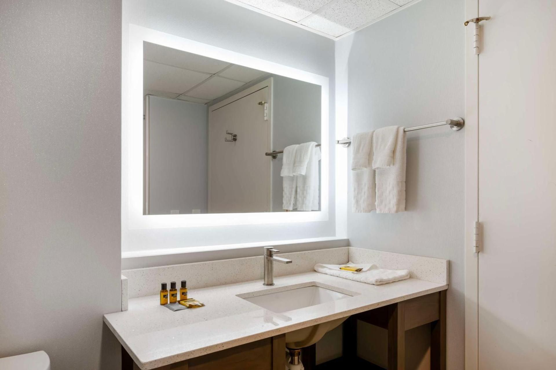 2 Queen Beds, Nonsmoking, Easy Chair