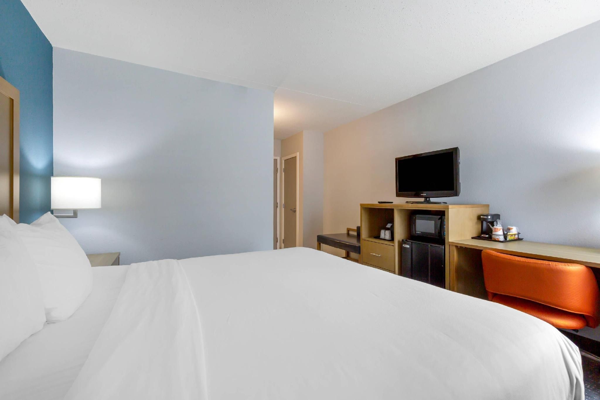 1 King Bed - Non-Smoking