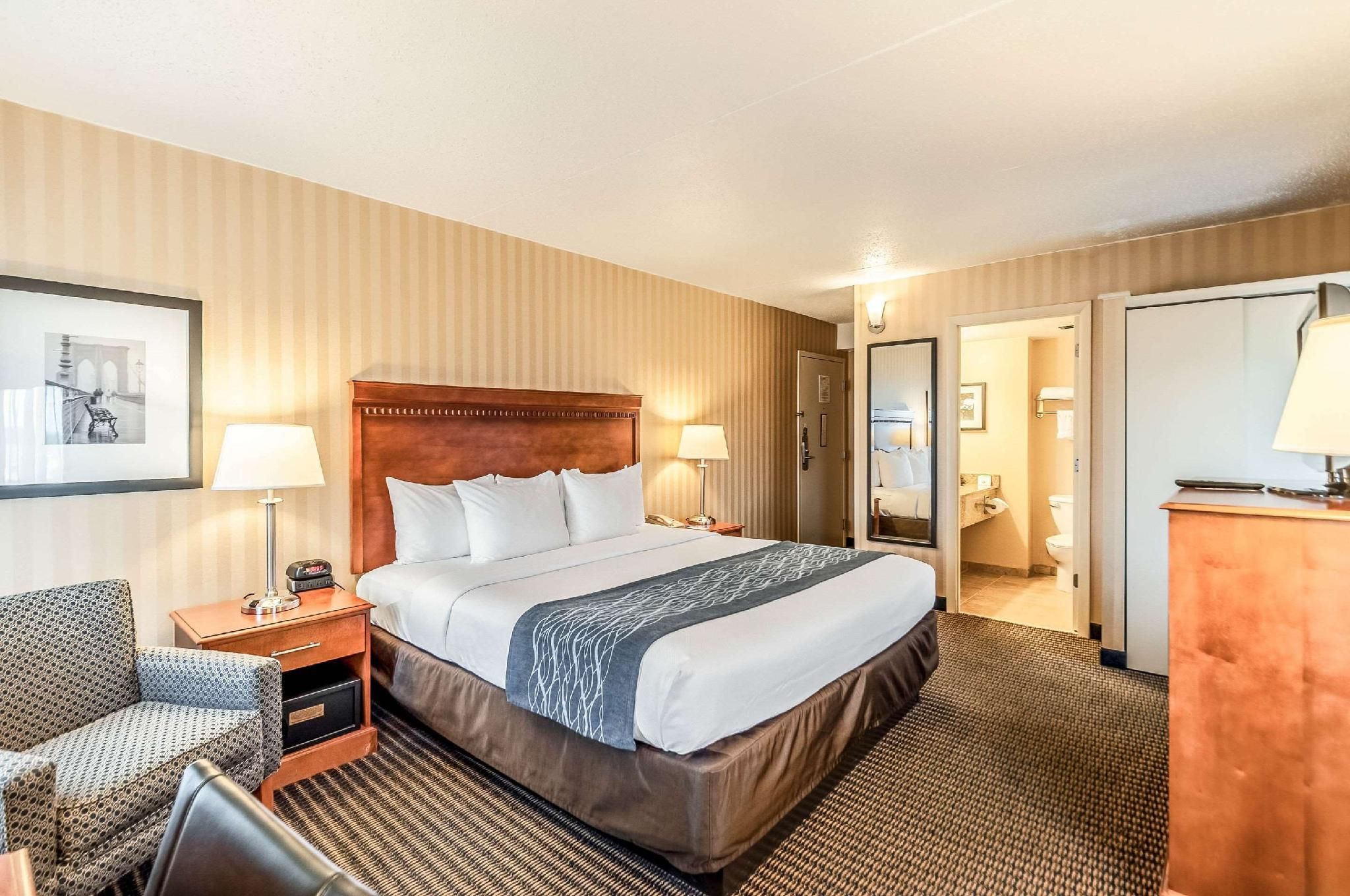 1 King Bed Corner Room