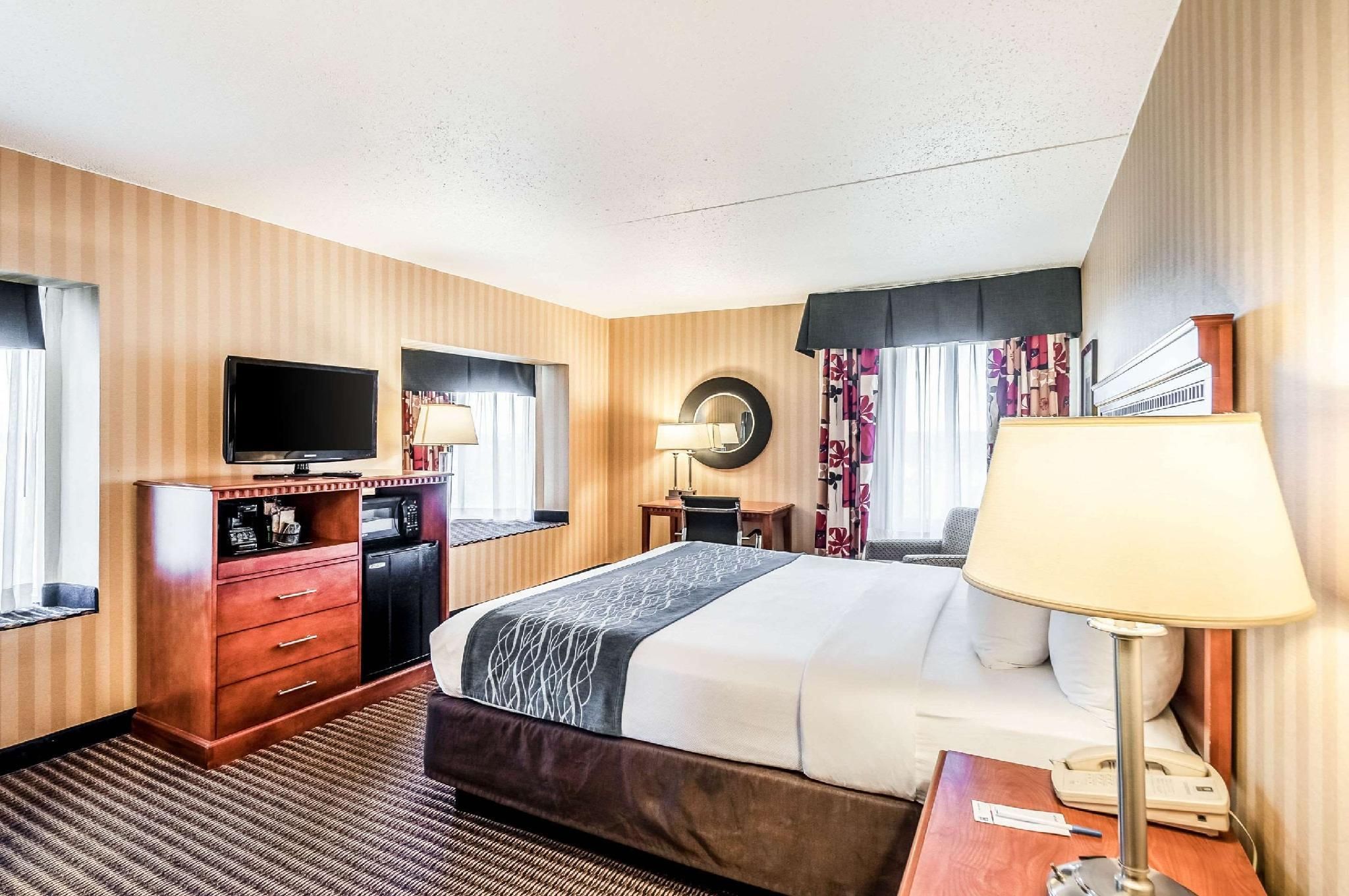 1 King Bed Corner Room