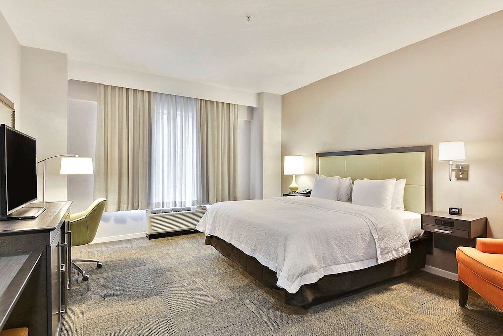 Suite, 1 King Bed (Shower)
