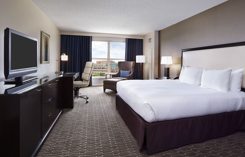 Deluxe Room, 1 King Bed, Accessible (Mobility & Hearing, Roll-in Shower)
