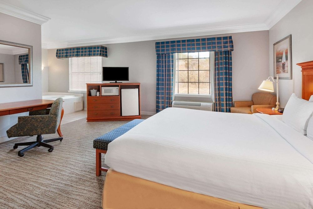 Suite, 1 King Bed, Non Smoking, Jetted Tub