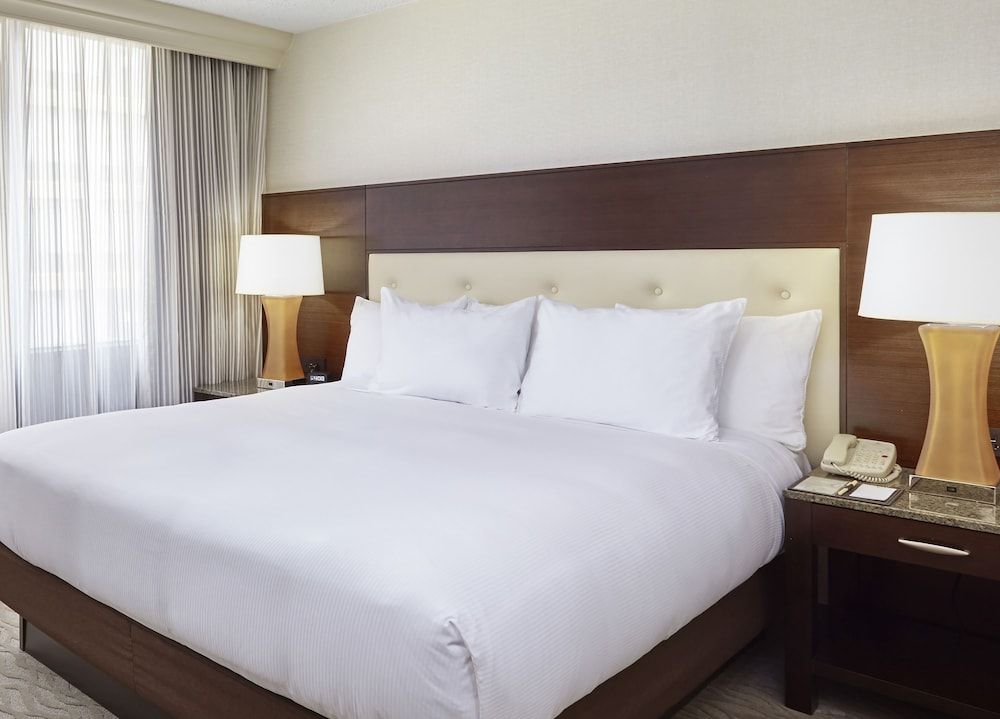 Modern One Bedroom Suite Balcony - 1 King Bed