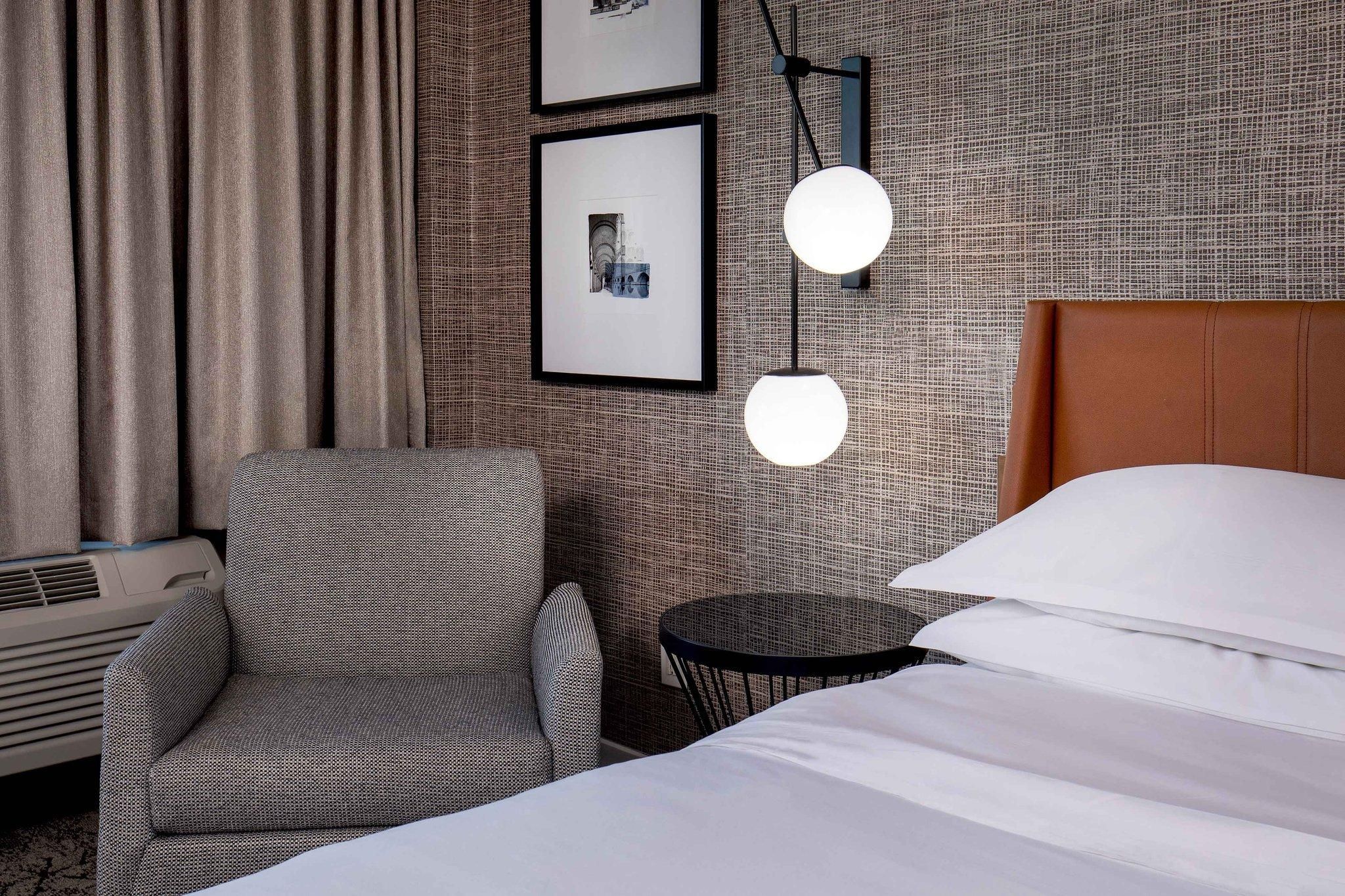 Deluxe Guest room, 1 King, Capitol view