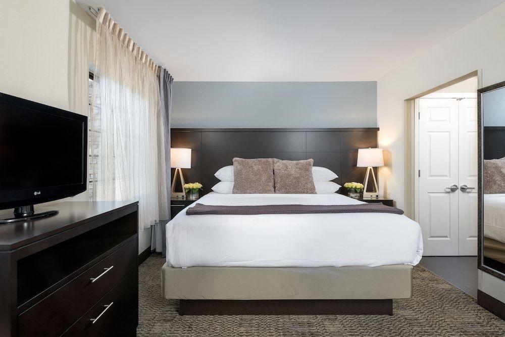 Studio Suite, 1 King Bed, Kitchen