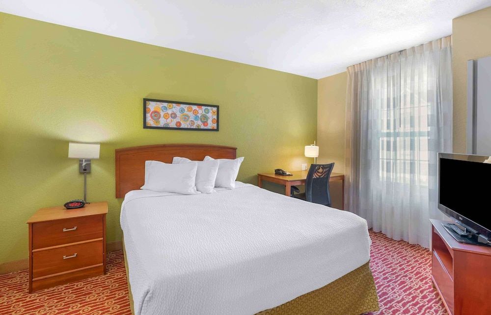 Extended Stay America Suites Chantilly Dulles Suite, 2 Bedrooms, Non Smoking, Refrigerator & Microwave 2