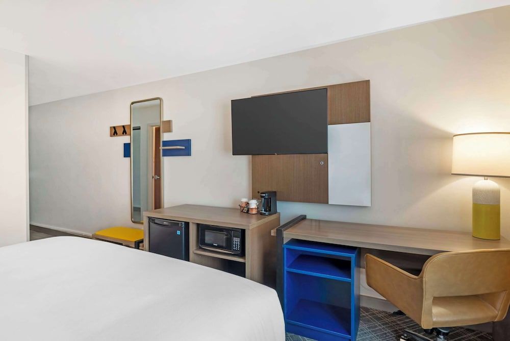 Standard Room, 1 Queen Bed