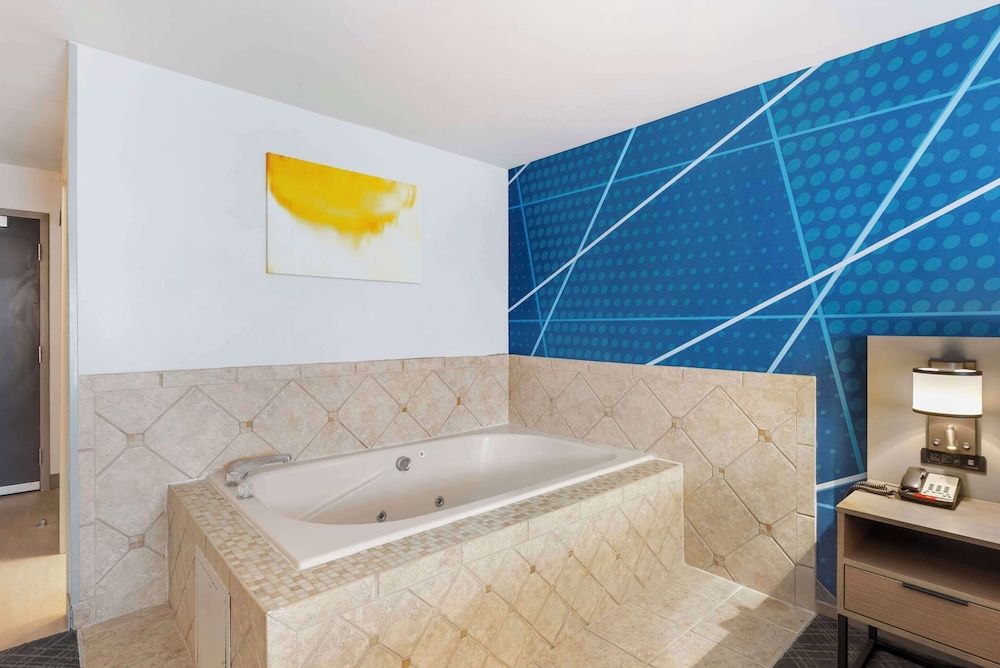 Room, 1 Queen Bed, Non Smoking, Jetted Tub (Upgrade)