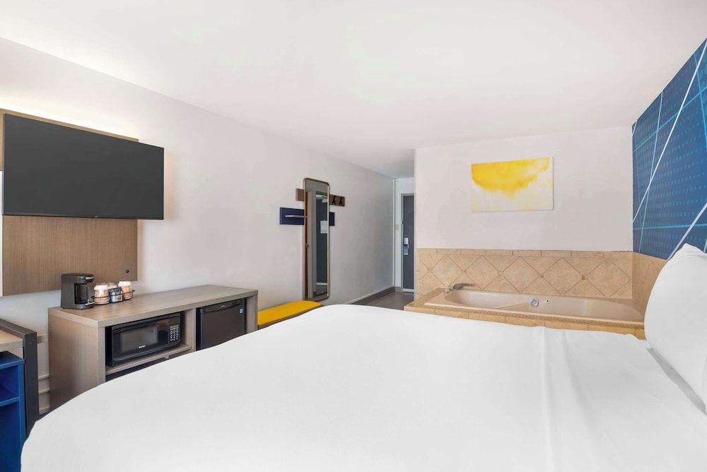 Standard Room, 1 Queen Bed