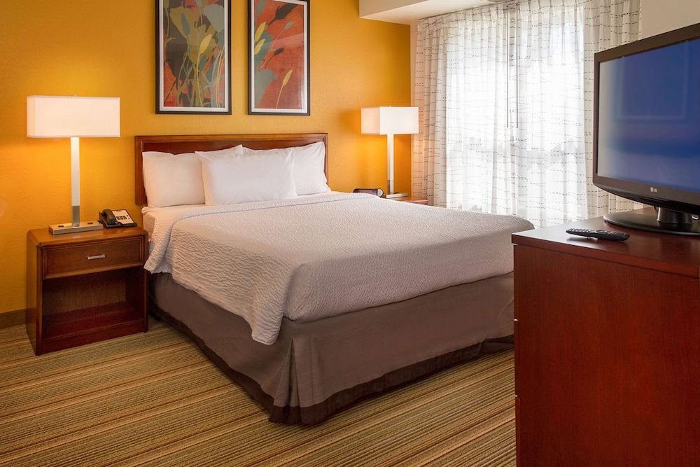 Sonesta ES Suites Charlottesville University Deluxe Room, 1 Queen Bed with Sofa bed (Studio) 2