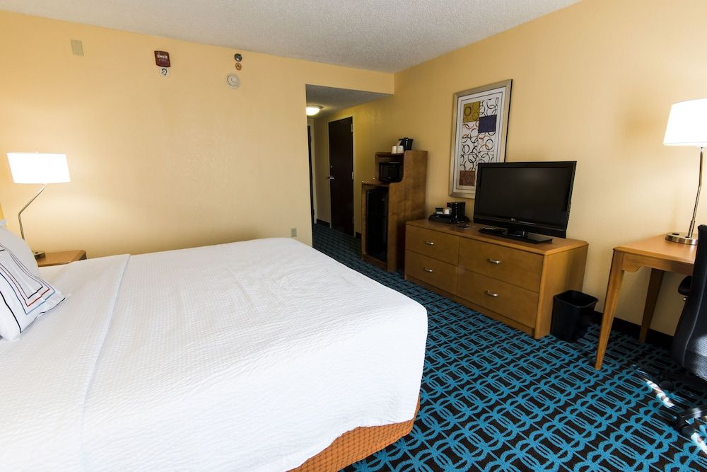 Room, 1 King Bed (Mobility/Hearing Access, Roll-In Shwr)