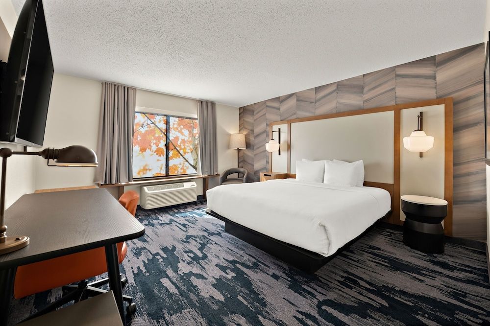 Room, 1 King Bed (Mobility Accessible, Tub)