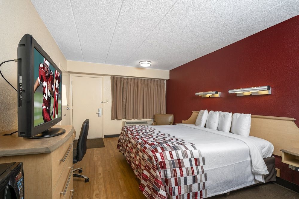 Red Roof Inn Chesapeake Conference Center Standard Room, 1 King Bed, Accessible (Smoke Free) 3