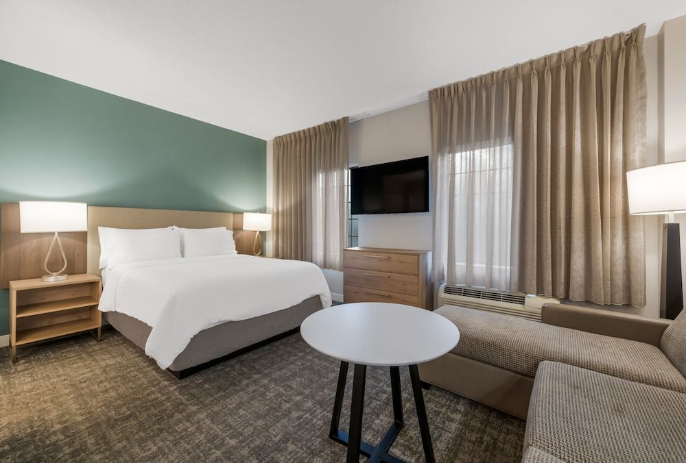 Studio Suite, 1 Queen Bed, Kitchen