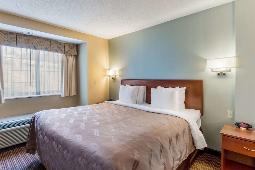 Suite, 1 King Bed with Sofa bed, Non Smoking