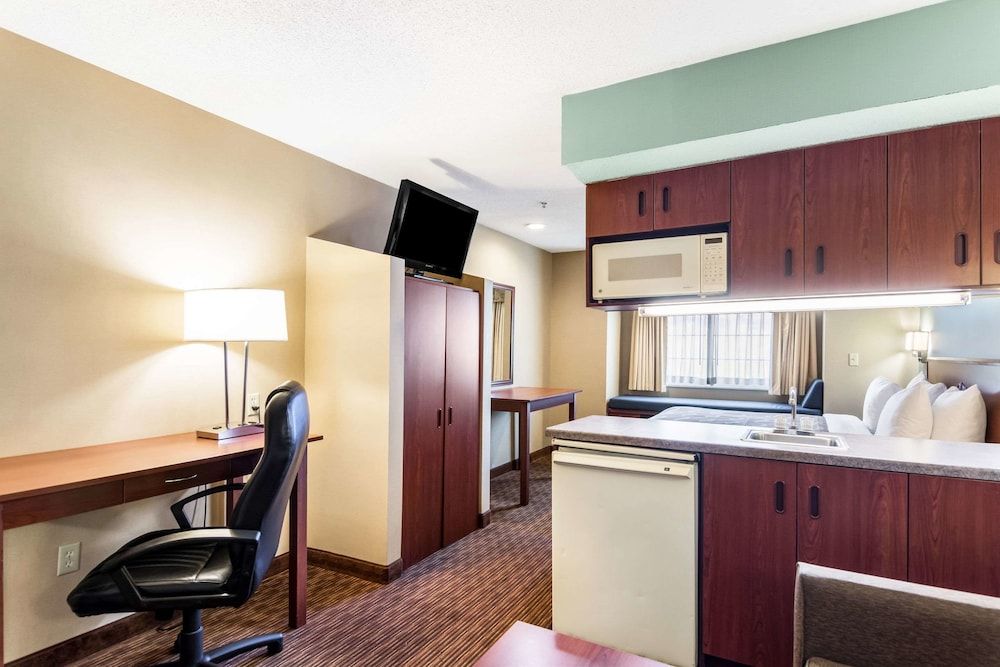 Business Suite, 1 King Bed with Sofa bed, Non Smoking