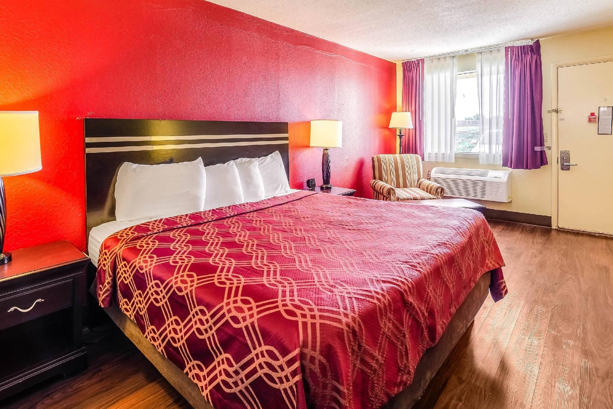 1 King Bed, Nonsmoking