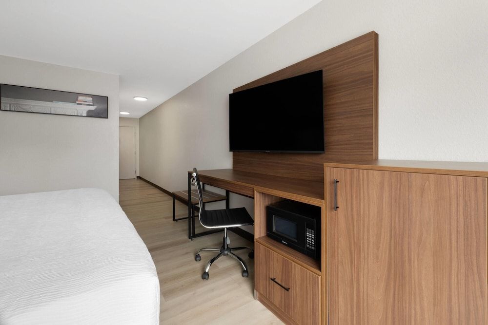Studio Suite, 1 King Bed, Accessible, Non Smoking (Mobility, Roll-In Shower)