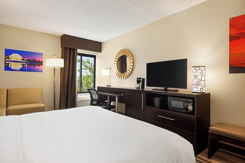 Holiday Inn Washington-Dulles International Airport by IHG Standard Room 2