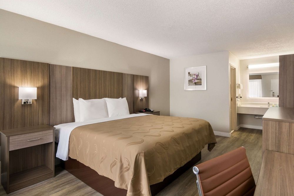 Quality Inn Emporia Standard Room, 1 King Bed, Smoking 2