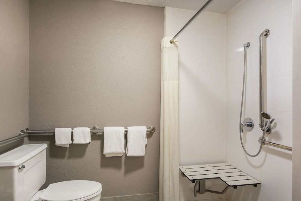 Quality Inn Emporia Room, 1 King Bed, Accessible, Non Smoking 6