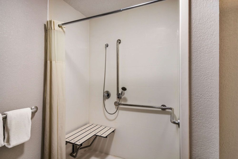 Quality Inn Emporia Room, 1 King Bed, Accessible, Non Smoking 5