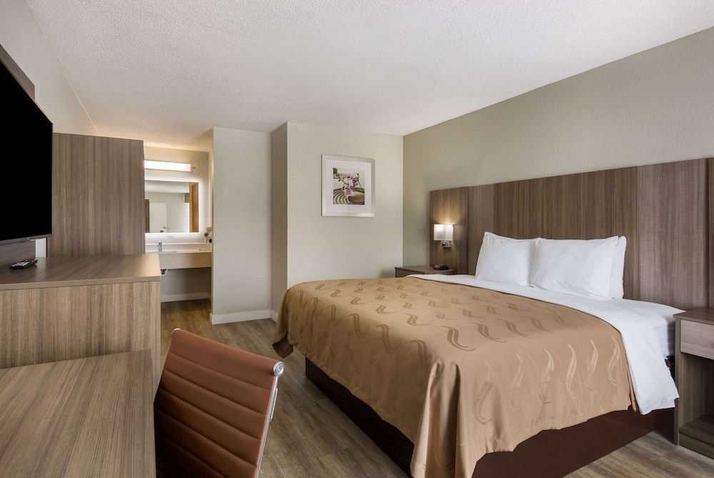 Quality Inn Emporia Room, 1 King Bed, Accessible, Non Smoking 2