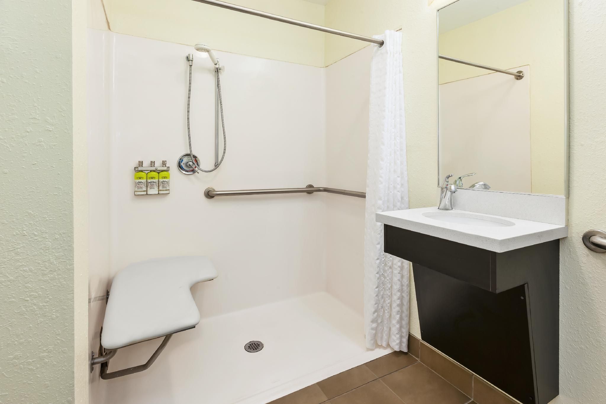 1 Queen Studio Suite Mobility Accessible Tub