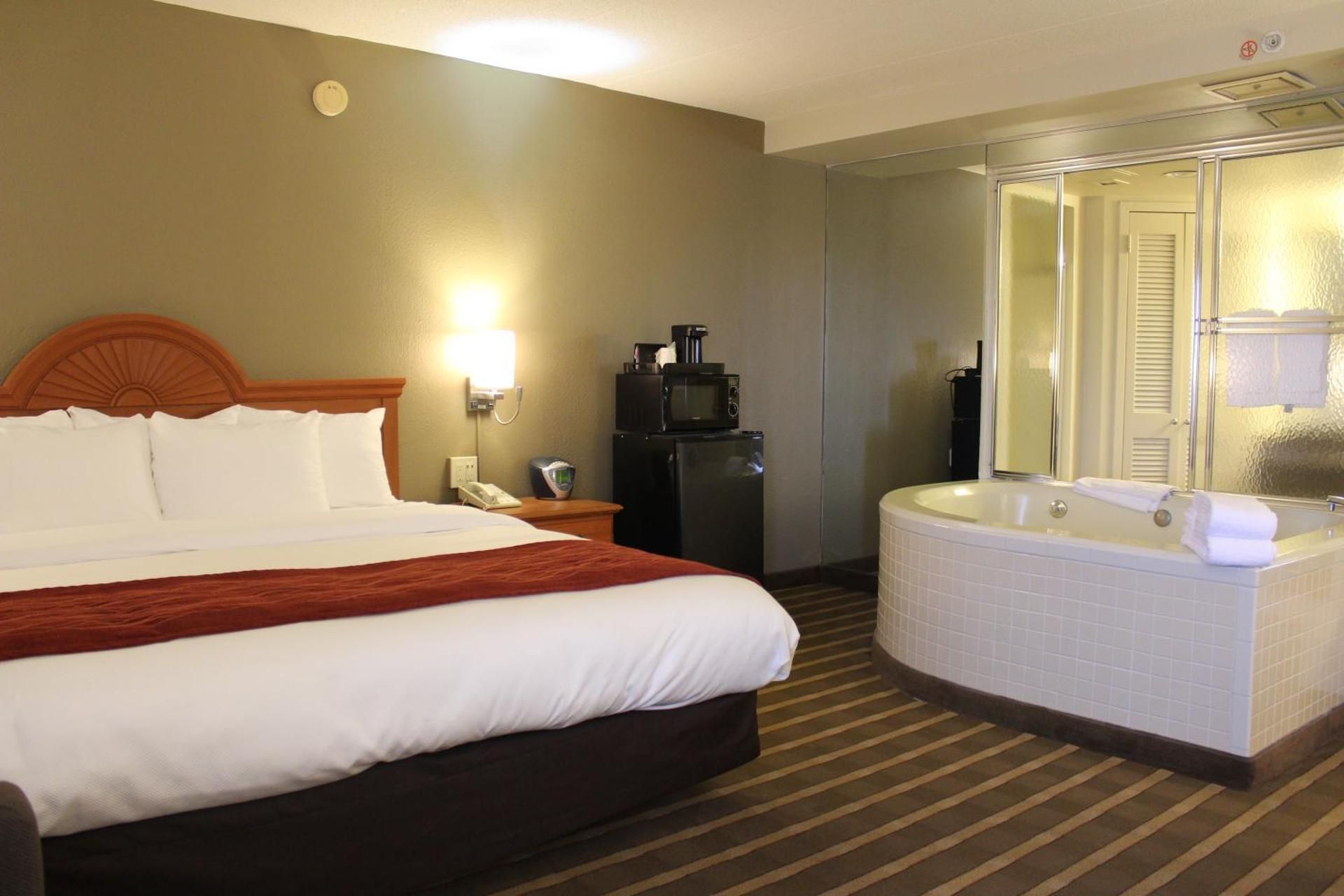 King Room with Hot Tub - Non-Smoking