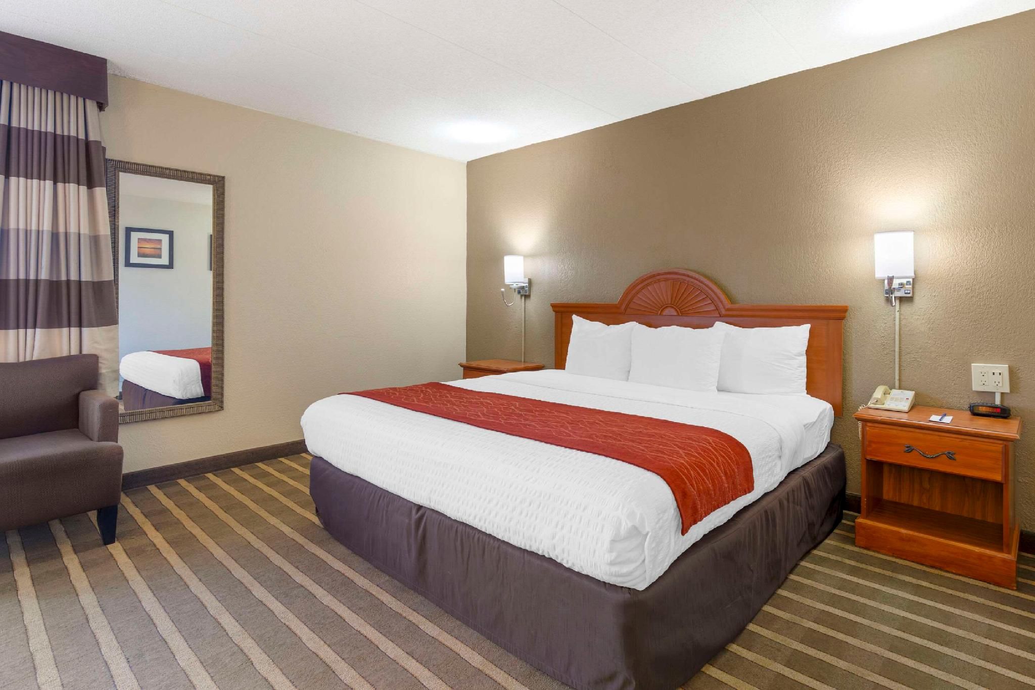 1 King Bed, Efficiency, Nonsmoking, Accessible