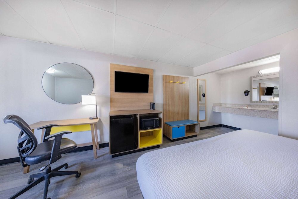 Room, 1 King Bed, Non Smoking