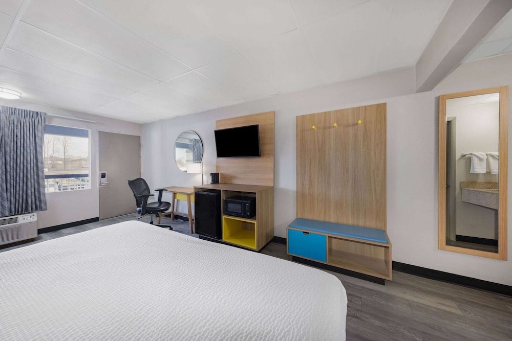 Room, 1 King Bed, Smoking