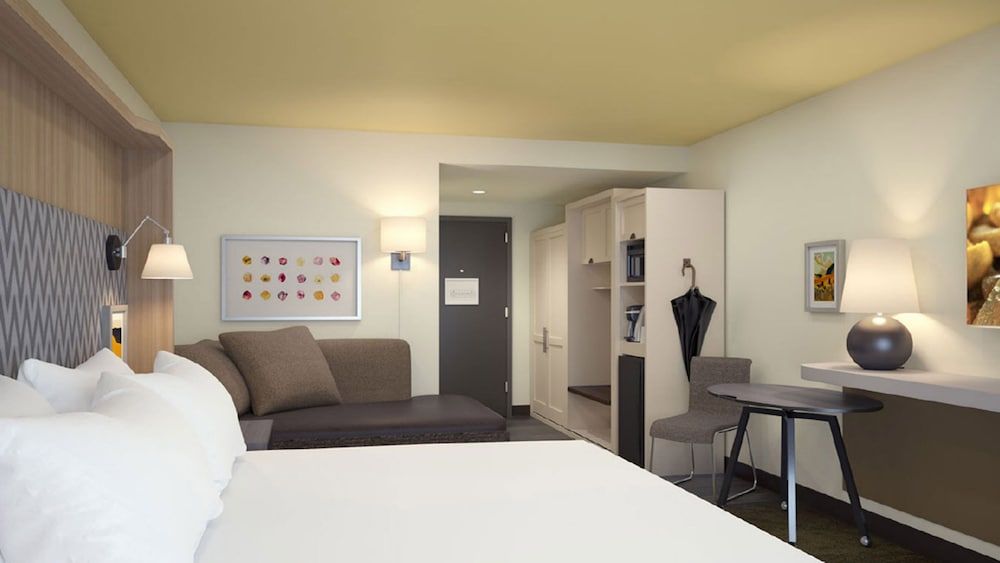 Suite, 1 King Bed (Walk-In Shower)