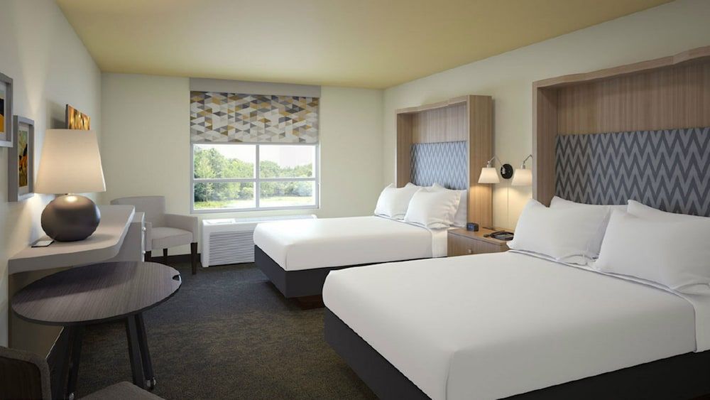 Suite, 2 Queen Beds (Bath Shower Combination)
