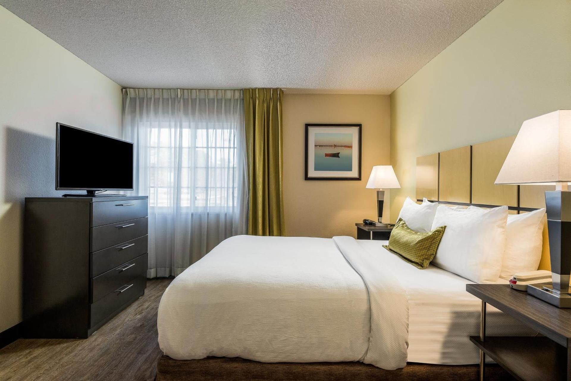 1 Queen 1 Bedroom Suite Mobil Access Tub