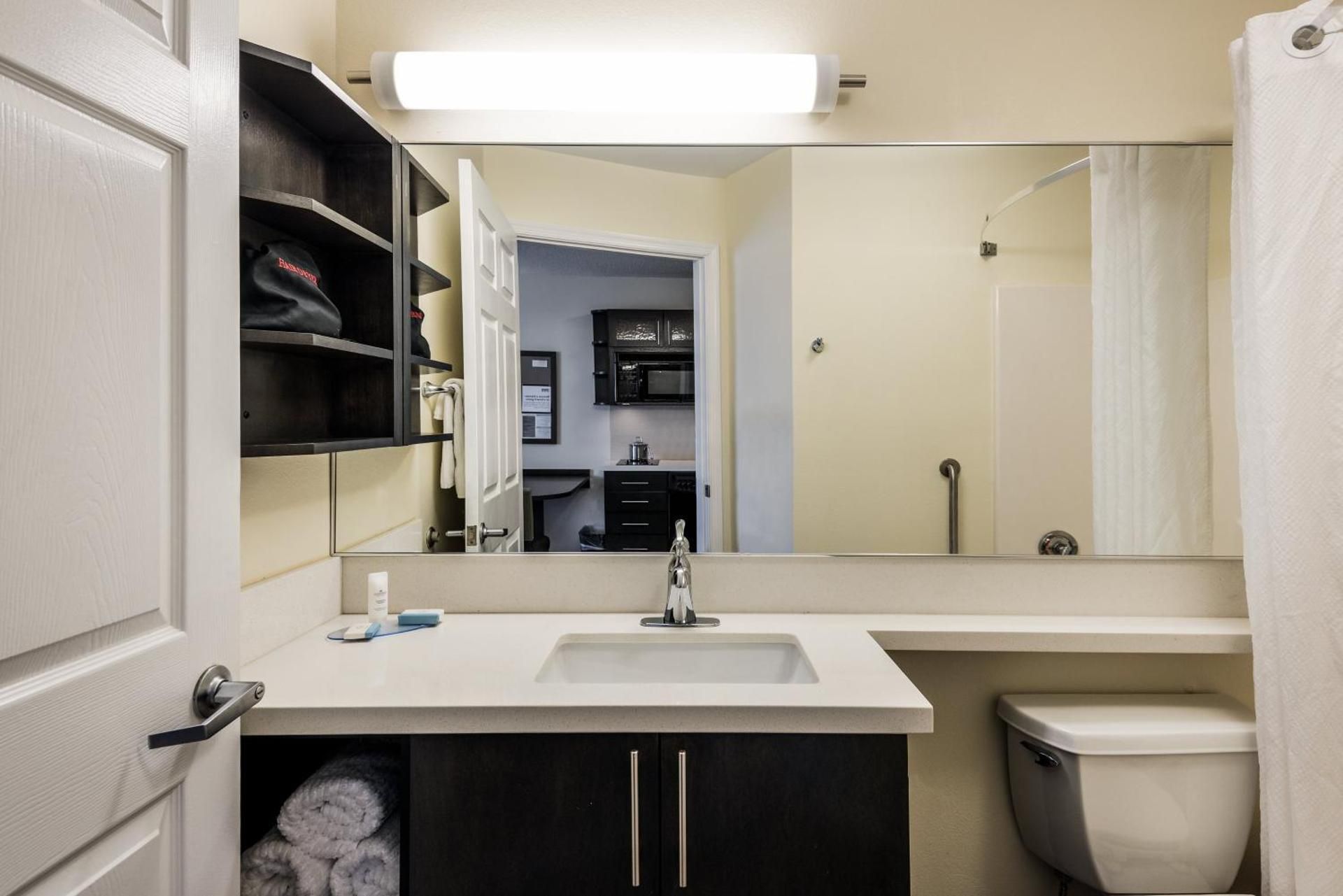 1 Queen 1 Bedroom Suite Mobil Access Tub