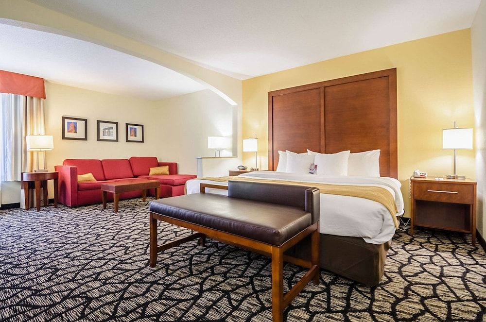 Deluxe Studio Suite, 1 King Bed with Sofa bed, Non Smoking